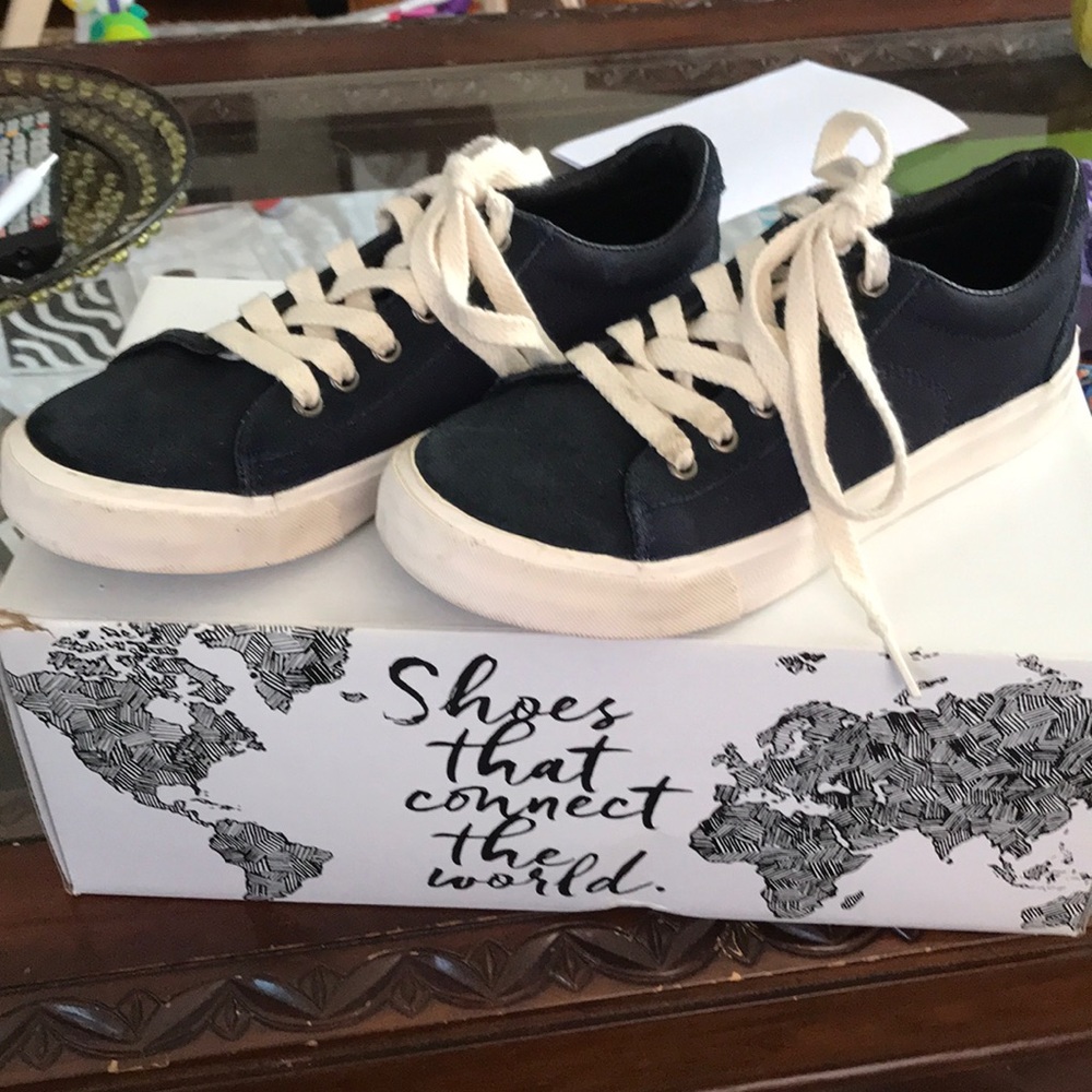 Inkkas Navy low tops.  Unisex